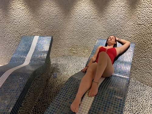 Model on Tepidarium Beds